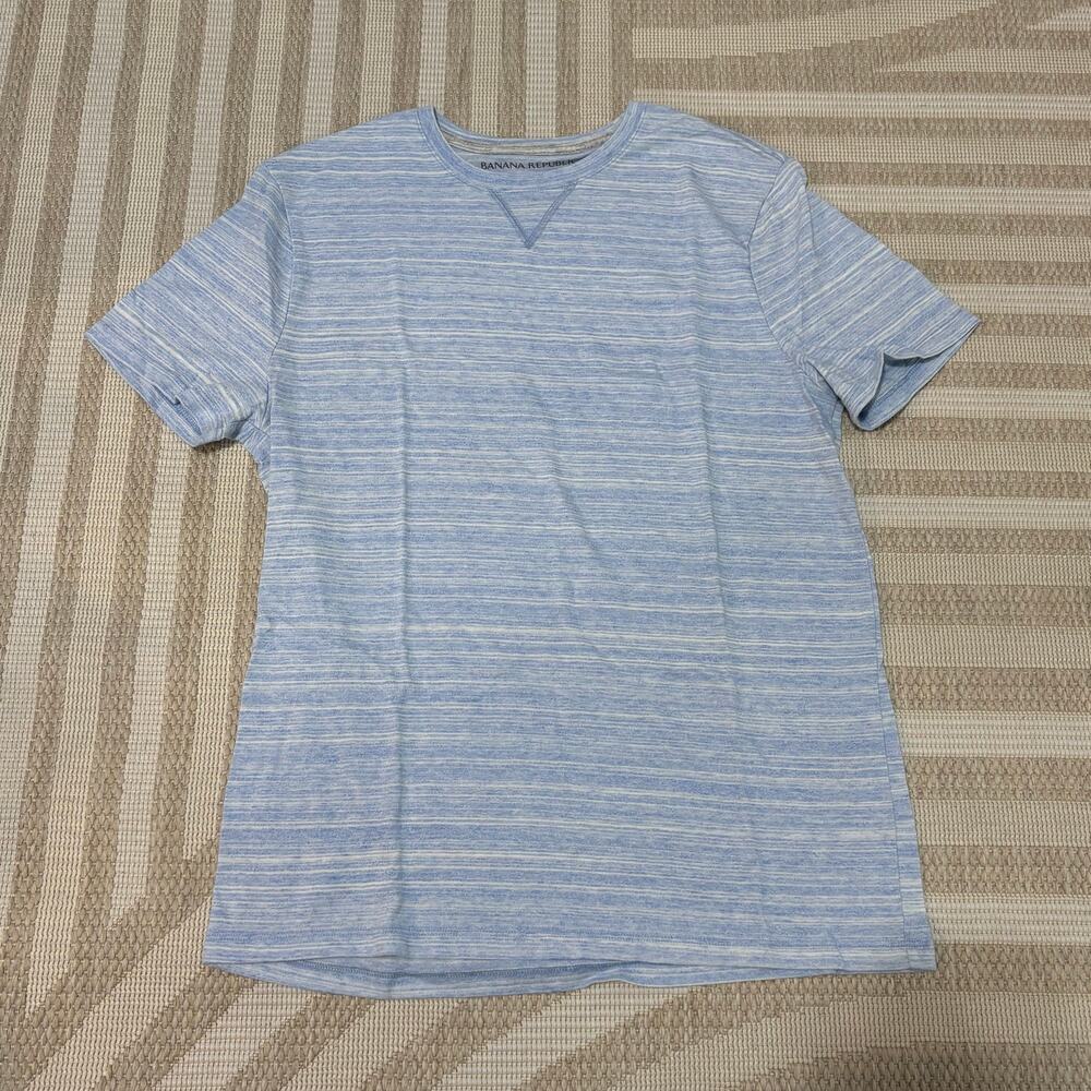 Banana Republic Men's Medium 100% Cottom Light Blue V-Neck T-Shirt